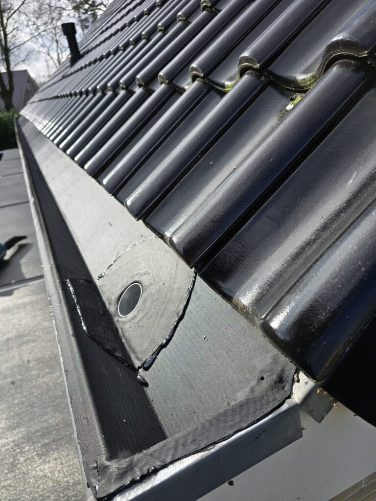 Monteurs van EPDM Specialist aan het werk op het dak
