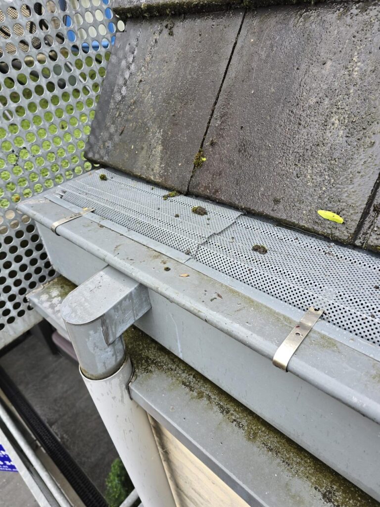 Loodwerk bij de dakaansluiting wordt vervangen
