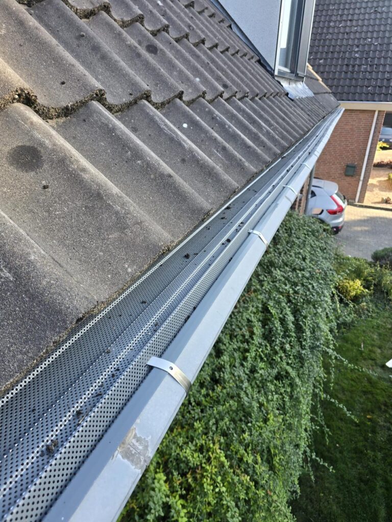 Inspectie van de staat van een dakgoot