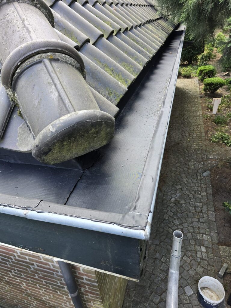 Monteur brengt EPDM-rubberfolie aan in een zinken bakgoot