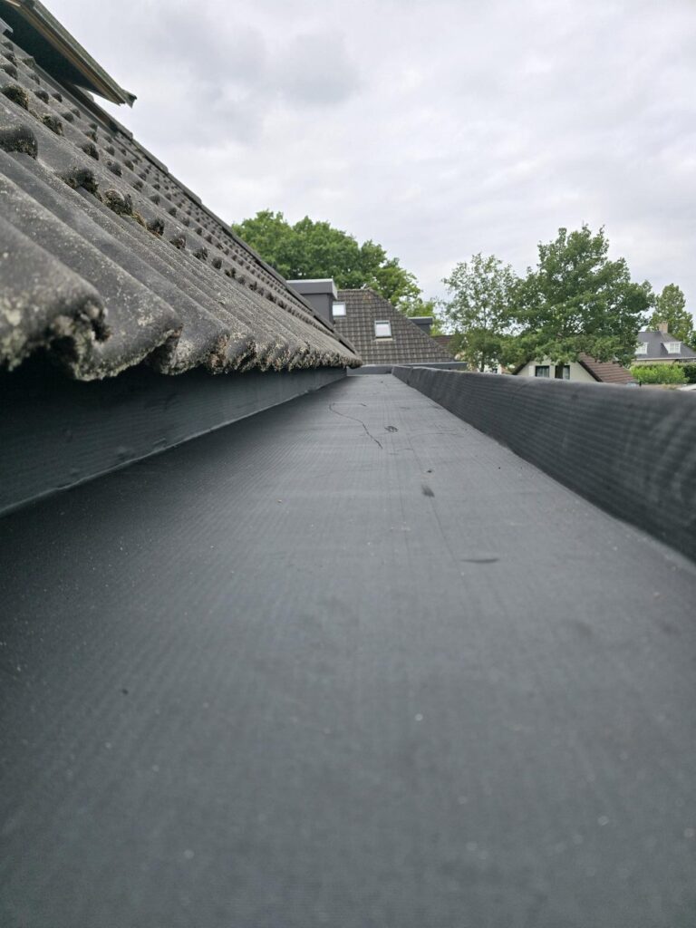 EPDM-folie wordt naadloos in de dakgoot verlijmd