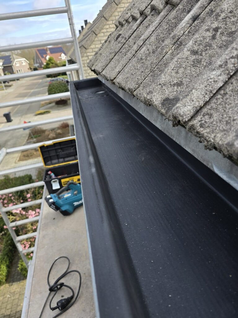 Dakgoot volledig bekleed met zwarte EPDM-rubberfolie