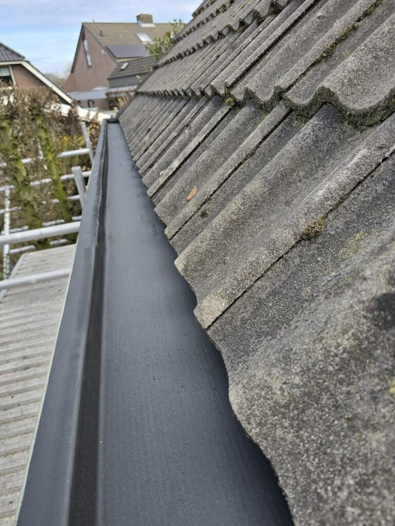 Detailwerk aan loodslabben en dakaansluitingen