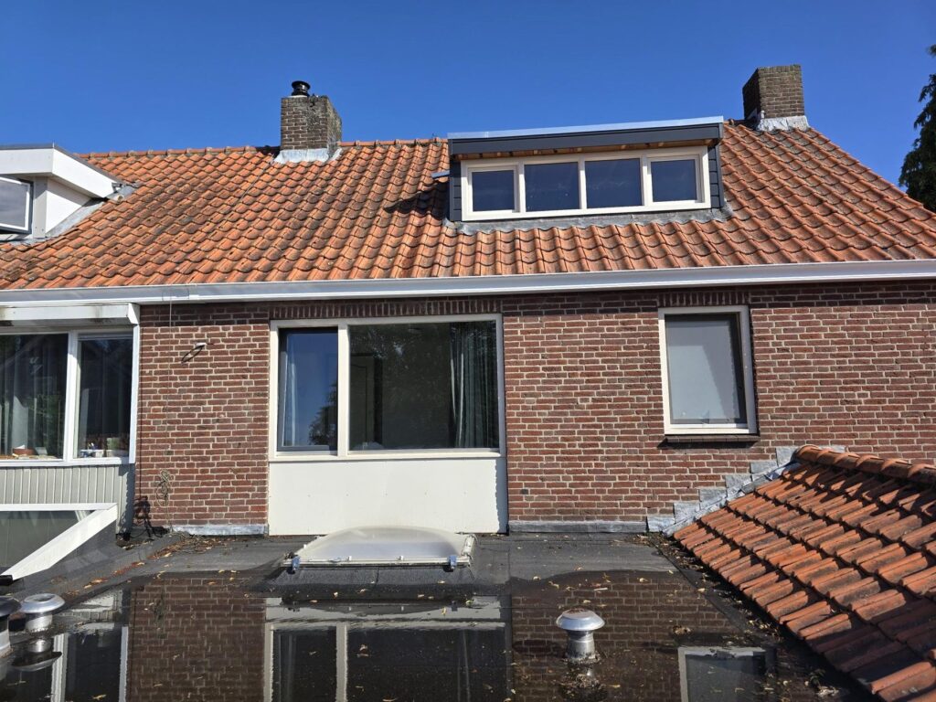 Vakkundig geplaatste nieuwe zinken dakgoot