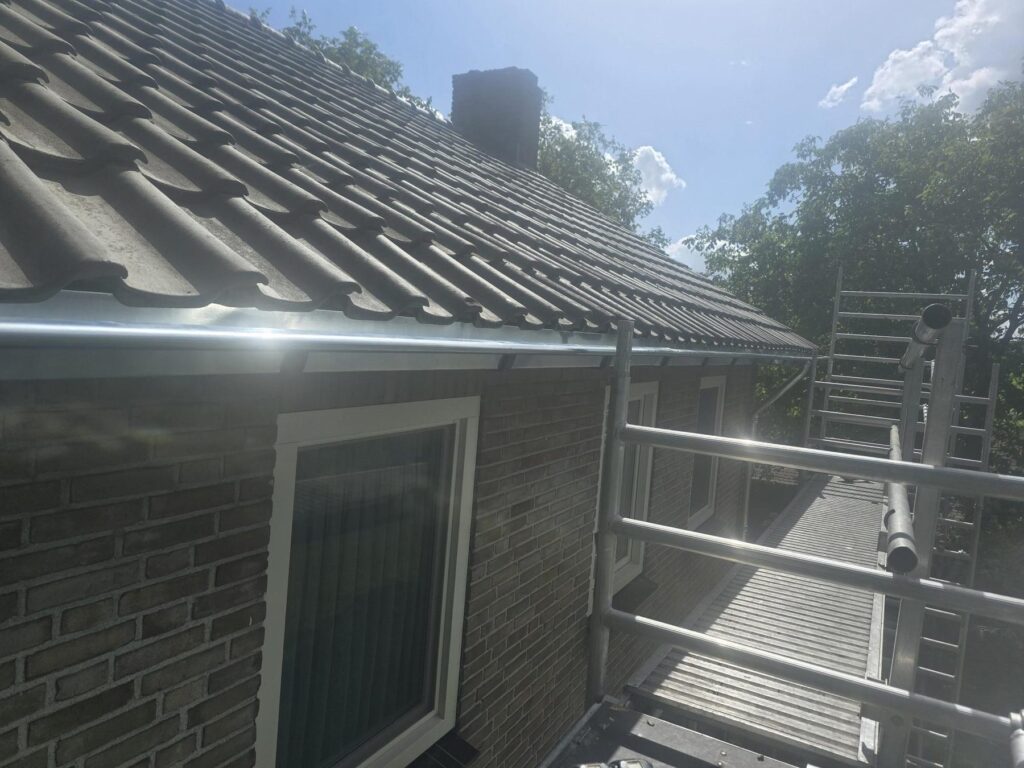 Nieuwe dakgoot gemonteerd op stevige beugels