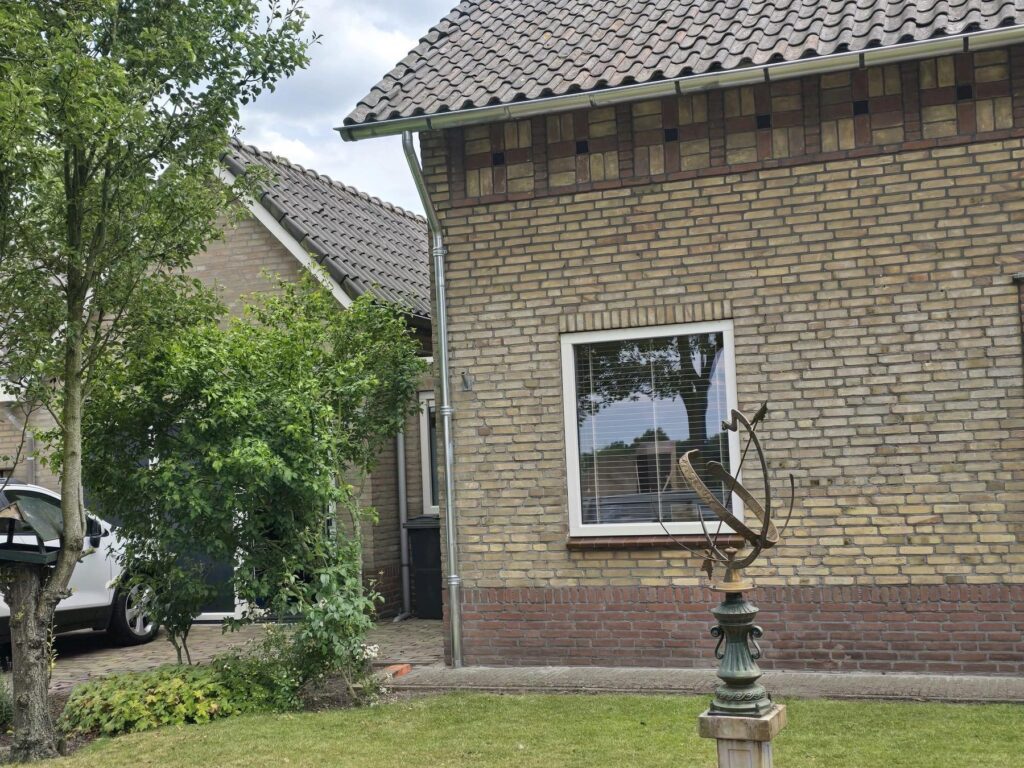Monteur vervangt een versleten dakgoot